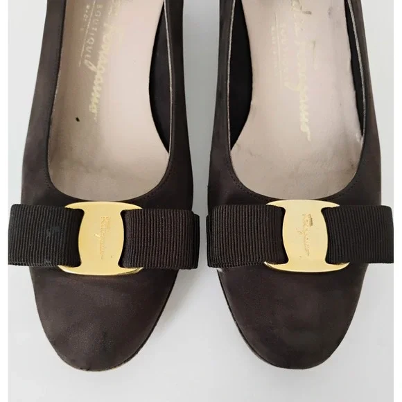 Salvatore Ferragamo Vara Pumps 5.5 B Brown Suede Gold Bow Block Heel Italy - Picture 8 of 8